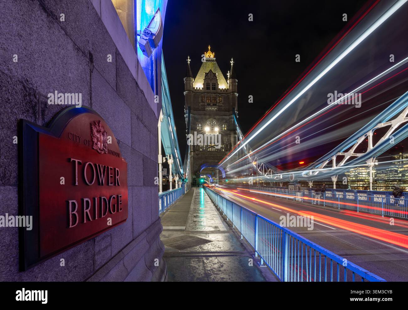Tower Bridge di notte, Londra, Inghilterra. L'iconico ponte a bilico vittoriano illuminato sopra il Tamigi dopo il tramonto. Foto Stock