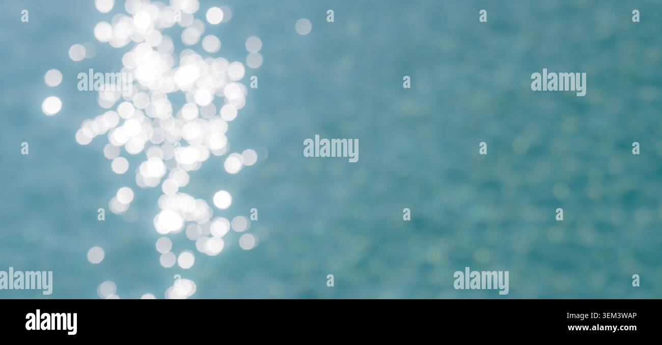 Luce del sole che brilla sull'acqua turchese increspata dell'oceano in un abstract bokeh scintillante. Texture marina scintillante. Disegno di sfondo estivo natura blu tropicale Foto Stock