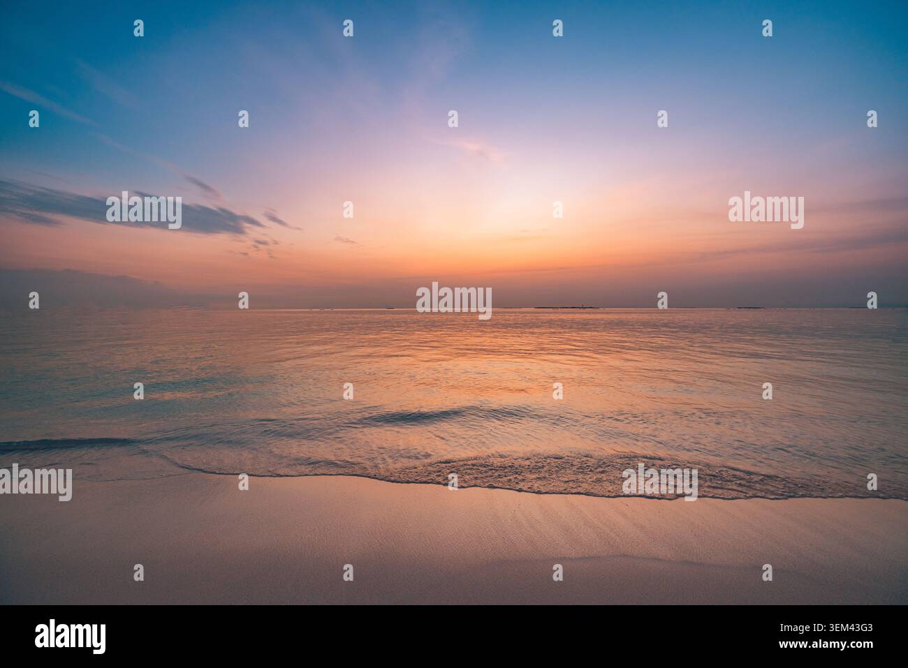 Paesaggio marino pastello minimale con sottile gradiente cielo caldo del tramonto. Acqua tropicale calma e liscia dell'oceano. Design di sfondo wellness pacifico con spazio per il testo Foto Stock