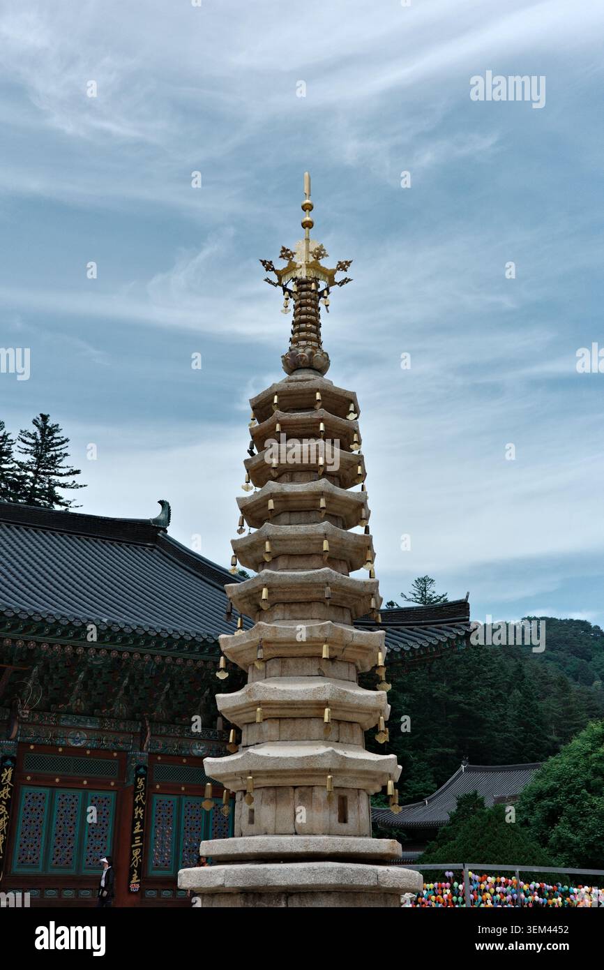 Pagoda buddista di granito a nove piani con finitura d'oro e campane appese nel cortile del Tempio di Woljeongsa, nel Parco Nazionale di Odaesan, nella Provincia di Gangwon Foto Stock
