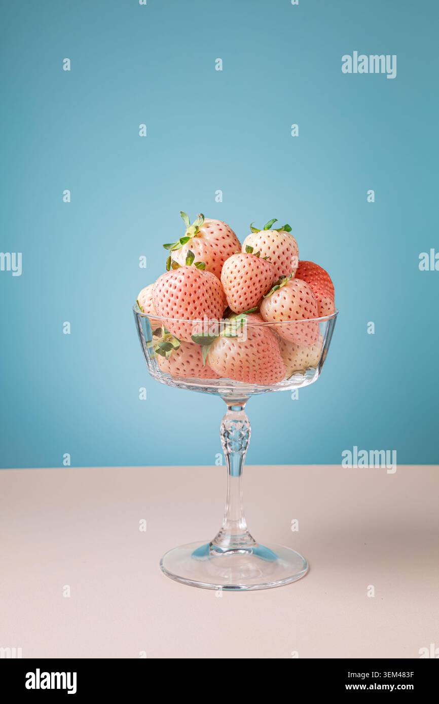 Elegante piatto di vetro riempito di fragole bianche Foto Stock