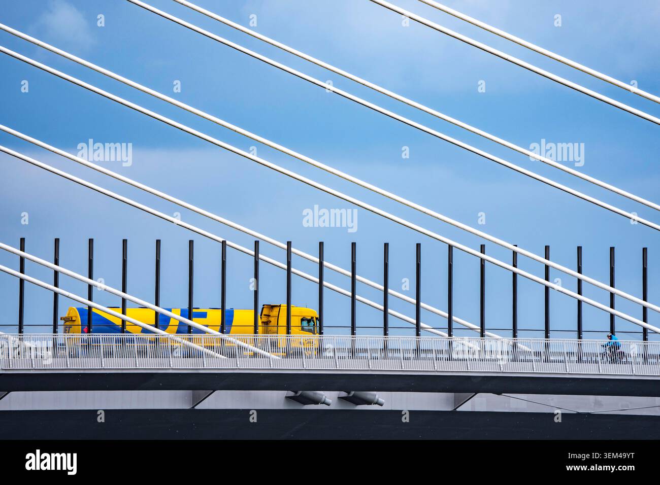Jet-cisterna, autocarro sul ponte autostradale Neuenkamp sull'autostrada A40, che attraversa il Reno vicino a Duisburg; una sezione del nuovo ponte è ora aperta Foto Stock