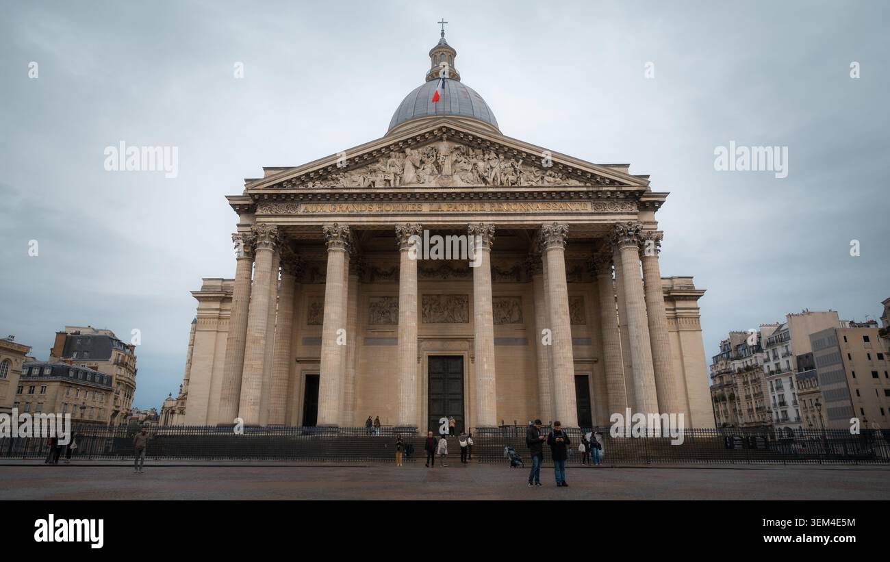 Facciata neoclassica e cupola del Panthéon con turisti nella piazza sotto un cielo coperto, quartiere Latino, Parigi, Francia, primavera 2026. Foto Stock