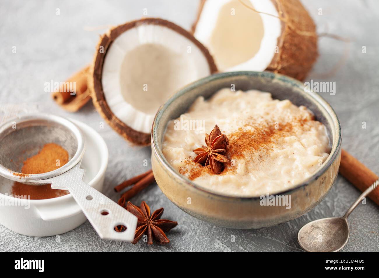 Budino di riso spagnolo Arroz con Leche in ciotola panna sul tavolo Foto Stock