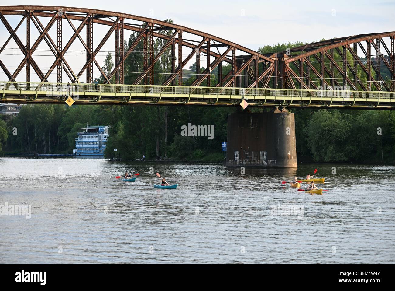 Ponte in acciaio sul fiume Moldava con kayak sotto Foto Stock