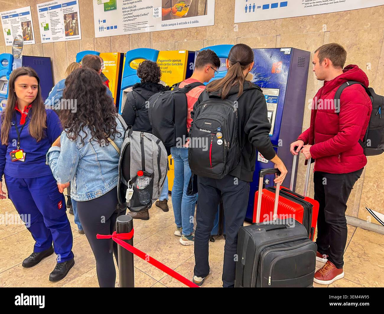 Lisbona, Portogallo, gente affollata, turisti in viaggio, scene all'interno dell'aeroporto Humberto Delgodo, stazione della metropolitana, acquisto di biglietti presso la Vending Machine Metro Foto Stock