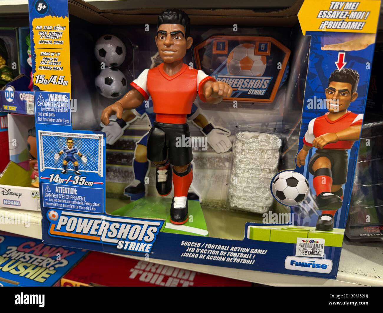 Powershots Strike calcio azione giocattolo esposto in vendita presso il negozio Toys R Us di Cebu City, Filippine. - Immagine stock catturata con smartphone
