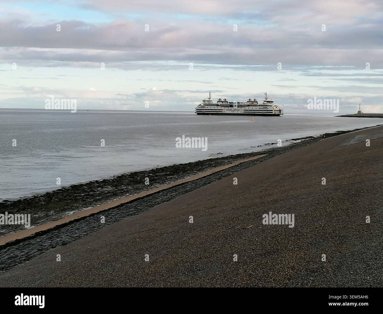 Traghetto passeggeri vicino al porto di Den Helder, visto dalla diga costiera lungo il mare di Wadden, Paesi Bassi. Foto Stock