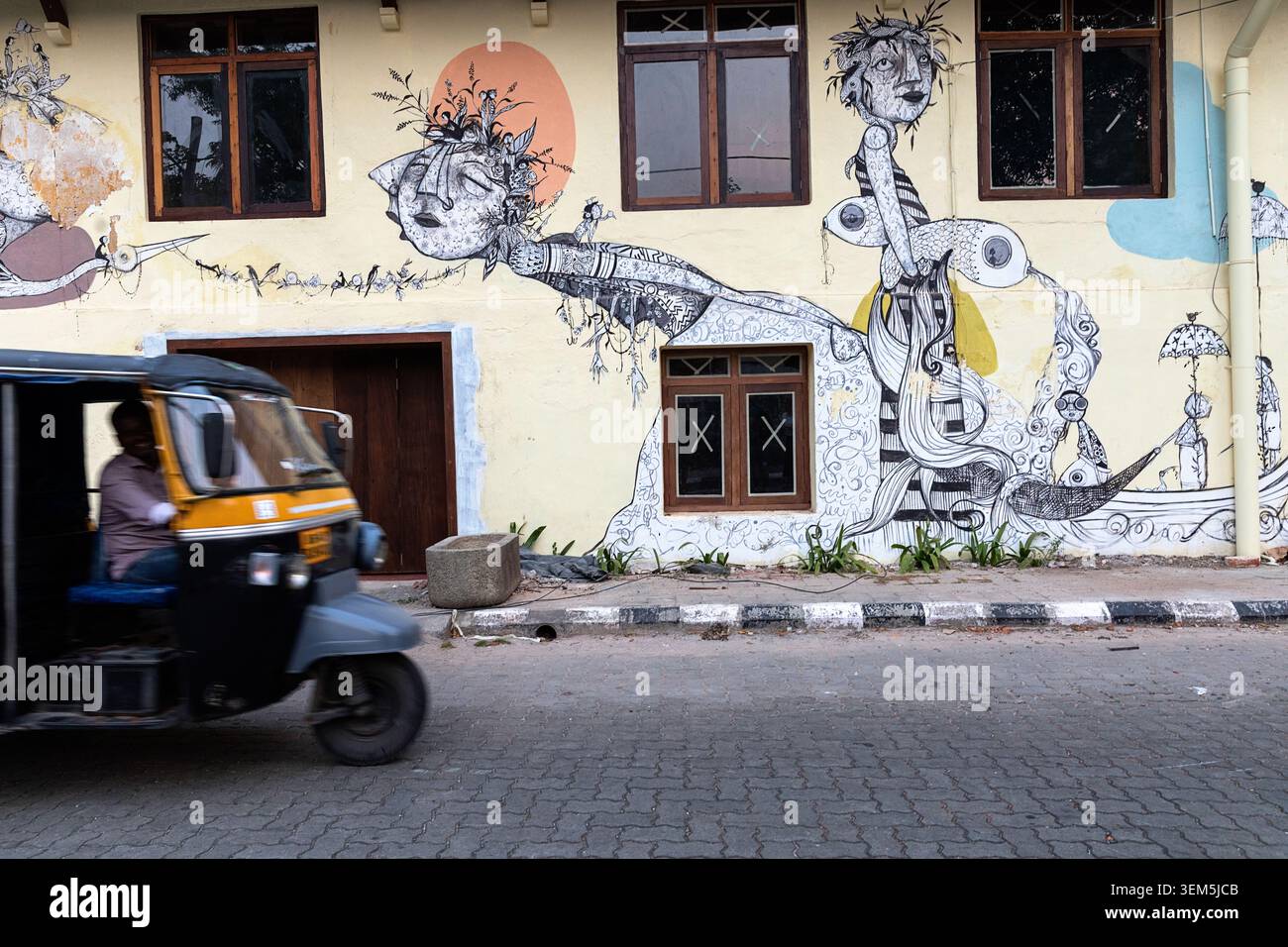 Scena stradale tradizionale nella storica città di Kochi, Kerala, che mostra la gente del posto, l'architettura del patrimonio e la vita quotidiana in India. Foto Stock