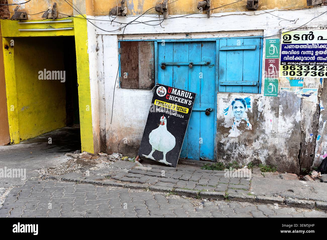 Scene animate giornaliere dal quartiere di Mattancherry nella città di Kochi in Kerala, India, piccolo negozio chiuso con cartelli divertenti Foto Stock