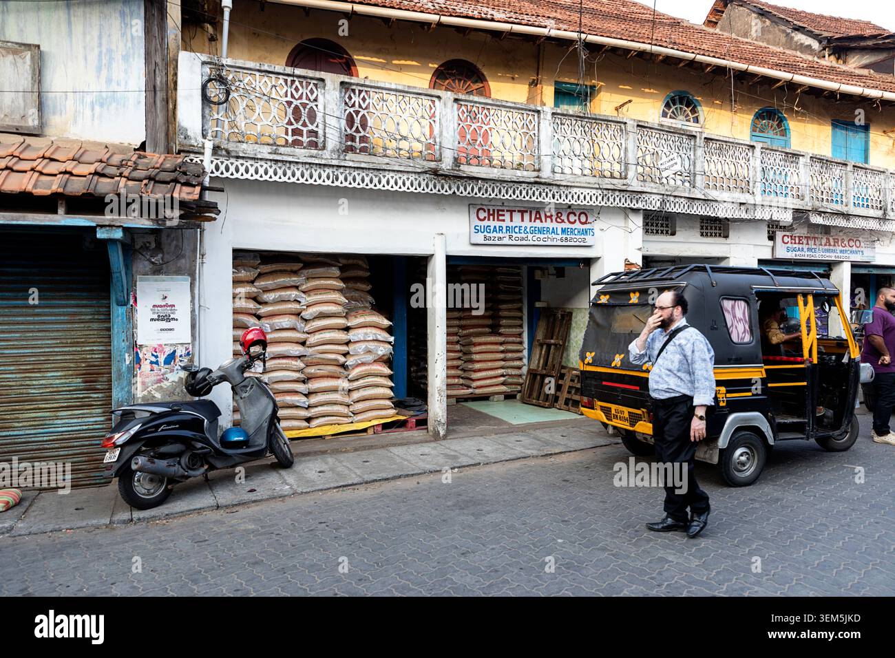Scene animate giornaliere dal quartiere di Mattancherry nella città di Kochi in Kerala, India, risciò e piccoli negozi di venditori locali Foto Stock