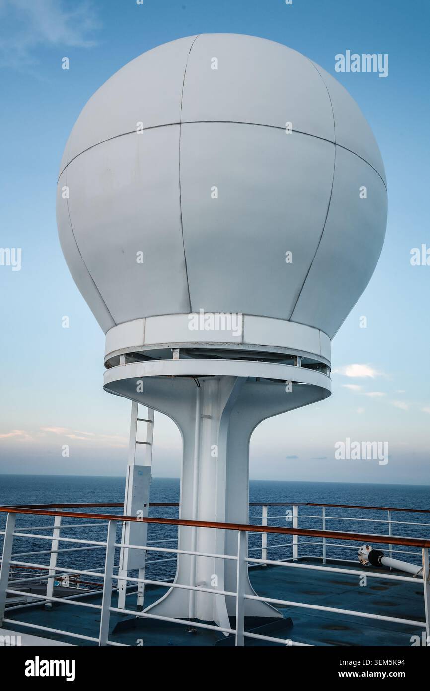 Grande antenna di comunicazione con radar satellitare marino sulla piattaforma di una nave da crociera Foto Stock