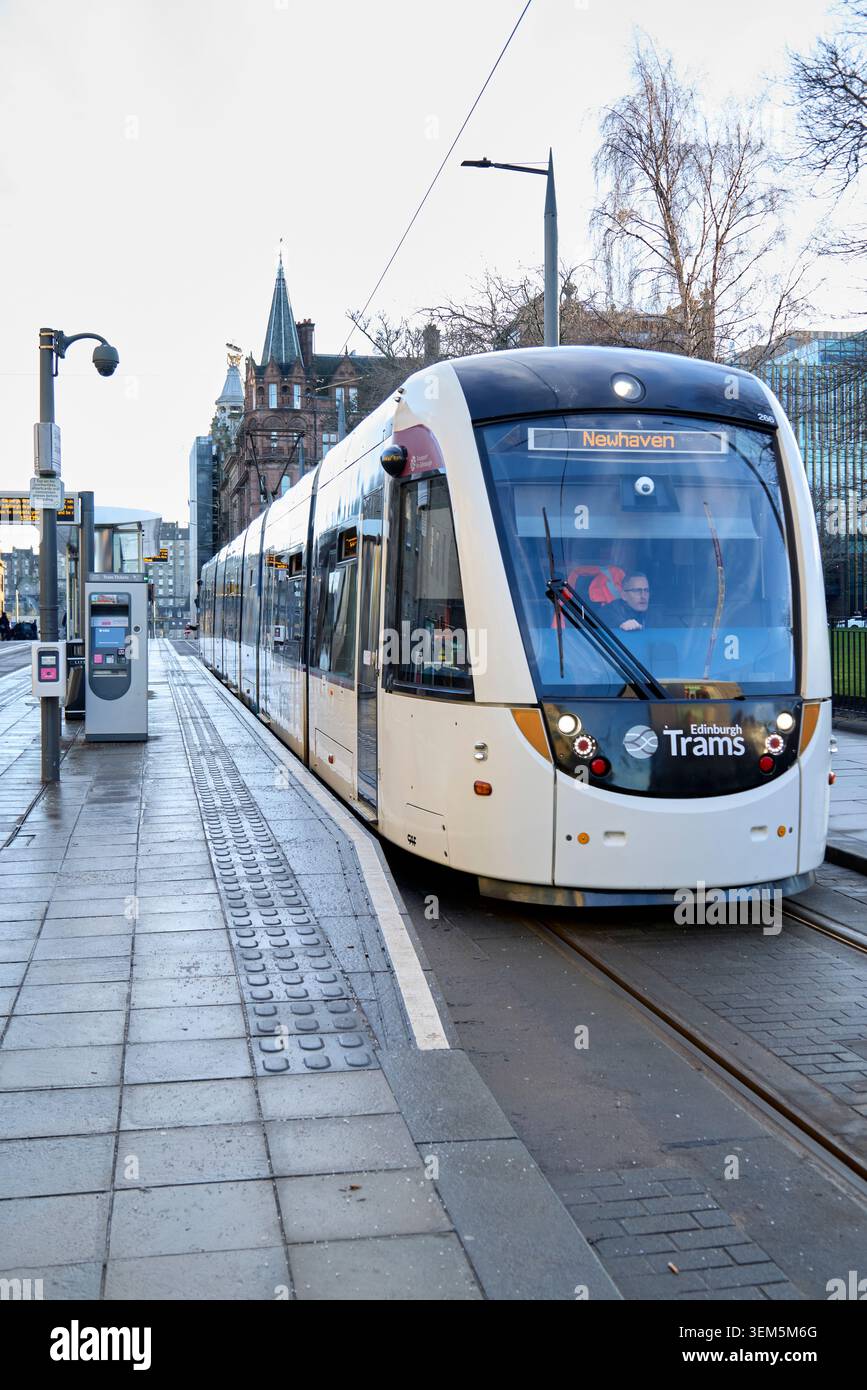 Edimburgo, Scozia, Regno Unito - 19 gennaio 2026: Treno tranviario di Edimburgo presso la piattaforma della stazione di St. Anne's Square, che fornisce trasporto pubblico per i pendolari Foto Stock