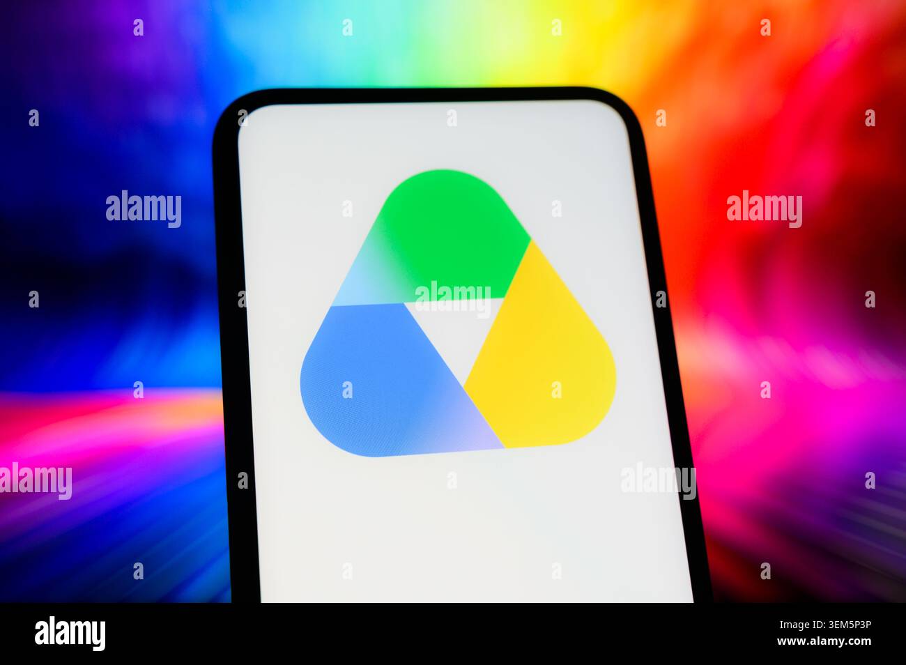 Parigi, Francia - 5 giugno 2026: Il nuovo logo Google Drive viene visualizzato sullo schermo di uno smartphone. Foto Stock