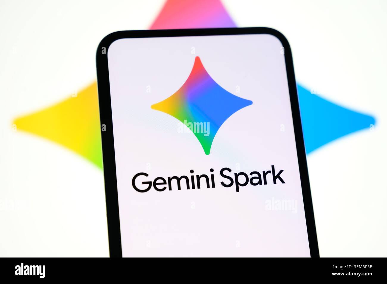 Parigi, Francia - 5 giugno 2026: Logo Gemini Spark visualizzato sullo schermo di uno smartphone. Foto Stock