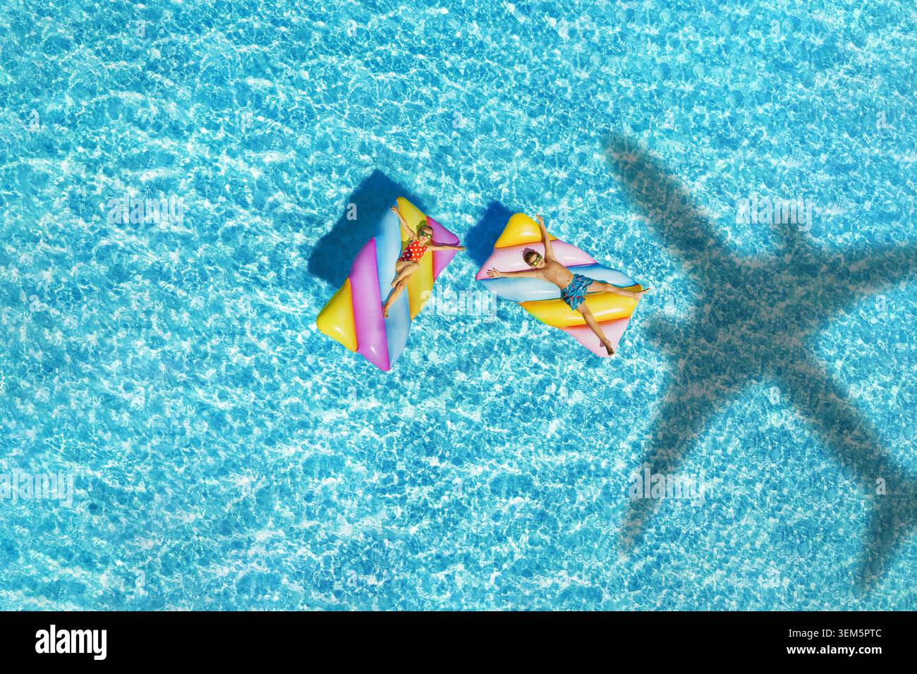 Onde sulla spiaggia con l'ombra di un aereo commerciale che vola sopra la splendida spiaggia tropicale Foto Stock