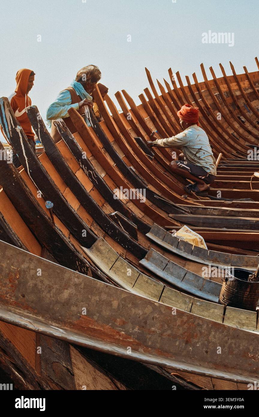 Costruttori di barche sulla riva del fiume Varanasi Foto Stock