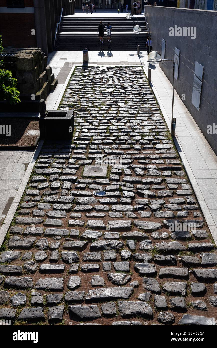 La vecchia strada del porto romano vicino alla cattedrale, Colonia, Germania. Die alte roemische Hafenstrasse nahe Dom, Koeln, Deutschland Foto Stock