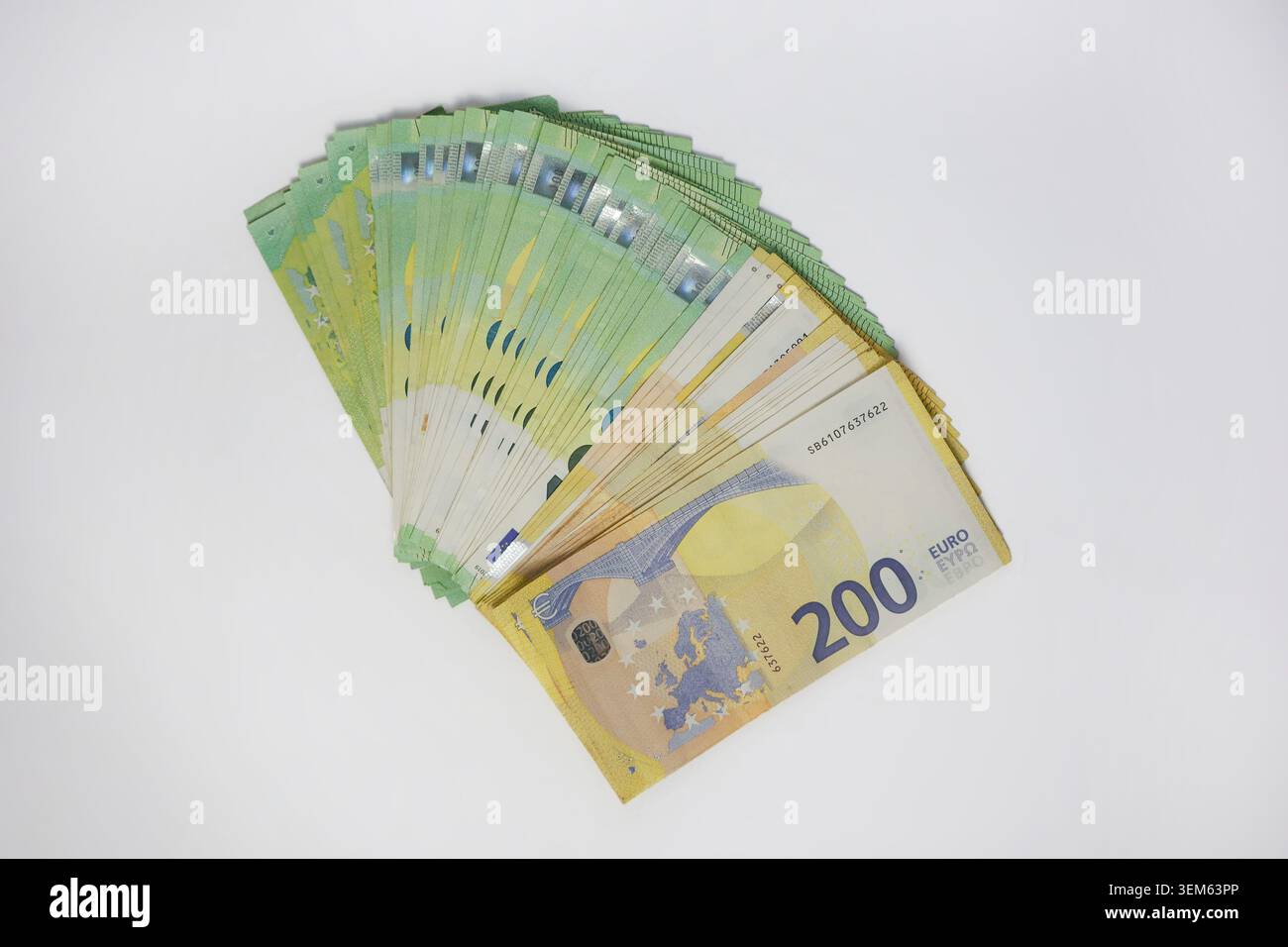 Fan delle banconote in euro da 100 e 200 isolate su sfondo bianco - concetto di ricchezza, investimenti e successo finanziario. Foto Stock