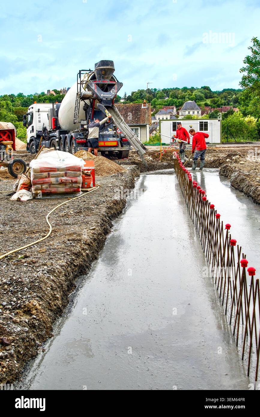 Betoniera per la consegna diretta di calcestruzzo premiscelato al cantiere - Preuilly-sur-Claise, Indre-et-Loire (37), Francia. Foto Stock