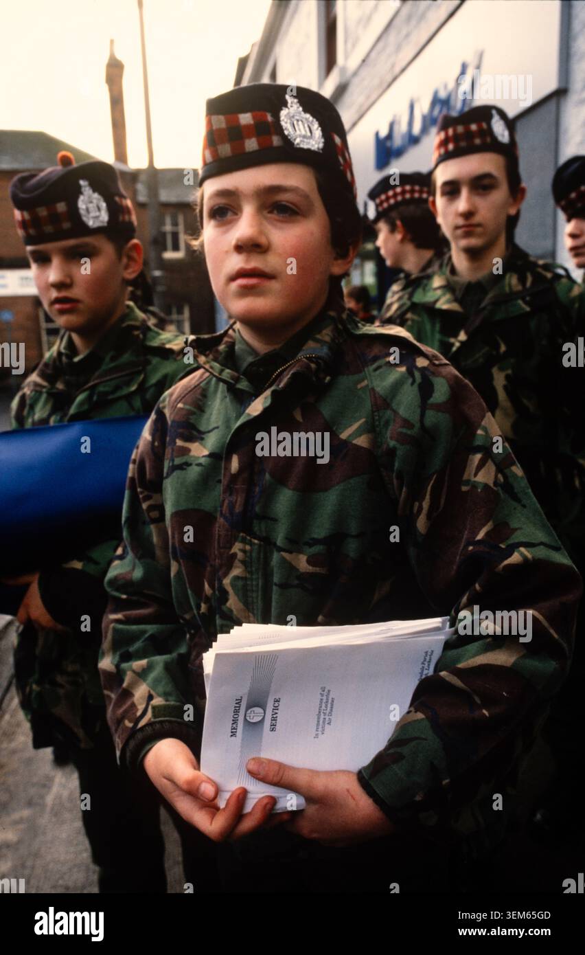 I giovani cadetti distribuiscono programmi Memorial Service per le vittime dell'attentato di Lockerbie, fuori dalla chiesa parrocchiale di Dryfesdale, 4 gennaio 1989. Foto Stock
