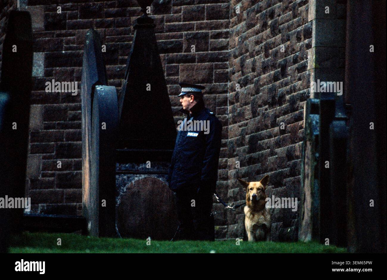 Polizia di guardia presso la chiesa parrocchiale di Dryfesdale per il servizio commemorativo 4 gennaio 1989 per le vittime dell'attentato di Lockerbie. Foto Stock