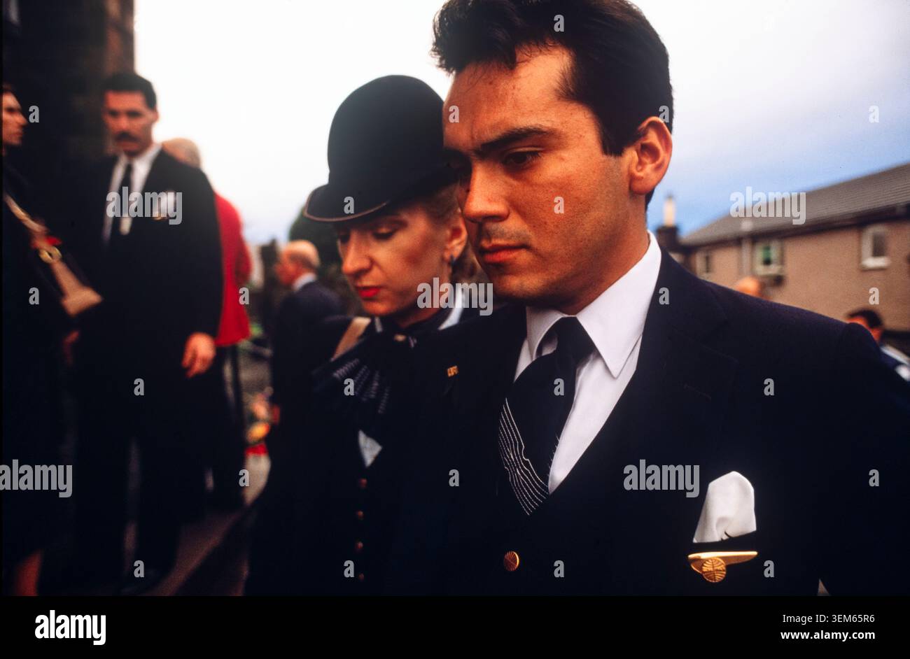 I membri del personale della PA AM arrivano alla chiesa parrocchiale di Dryfesdale per il servizio commemorativo delle vittime dell'attentato di Lockerbie, il 4 gennaio 1989. Foto Stock