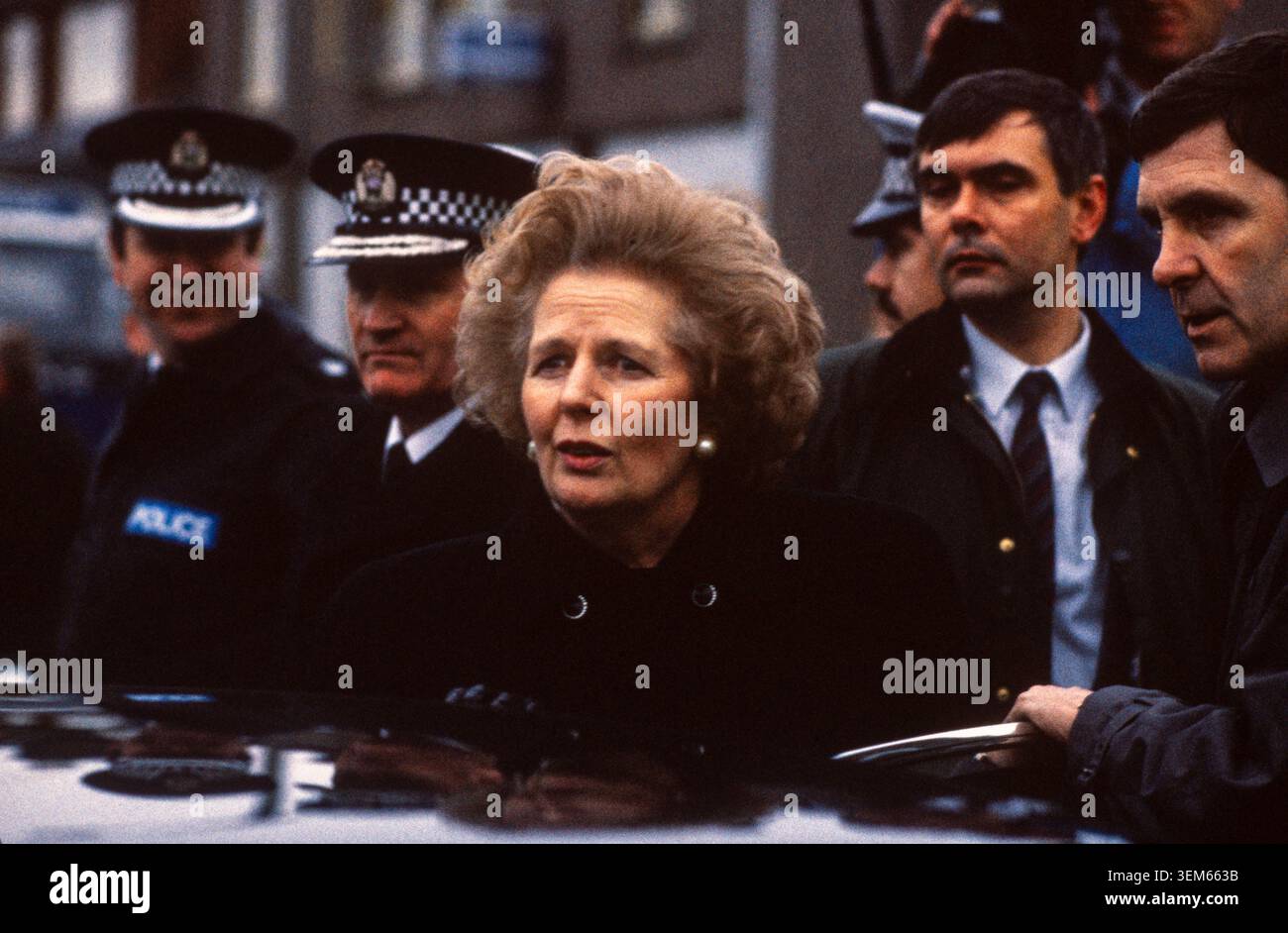 Il primo Ministro, signora Thatcher, parla ai media dopo aver partecipato al servizio commemorativo per le vittime dell'attentato di Lockerbie, il 4 gennaio 1989. Foto Stock