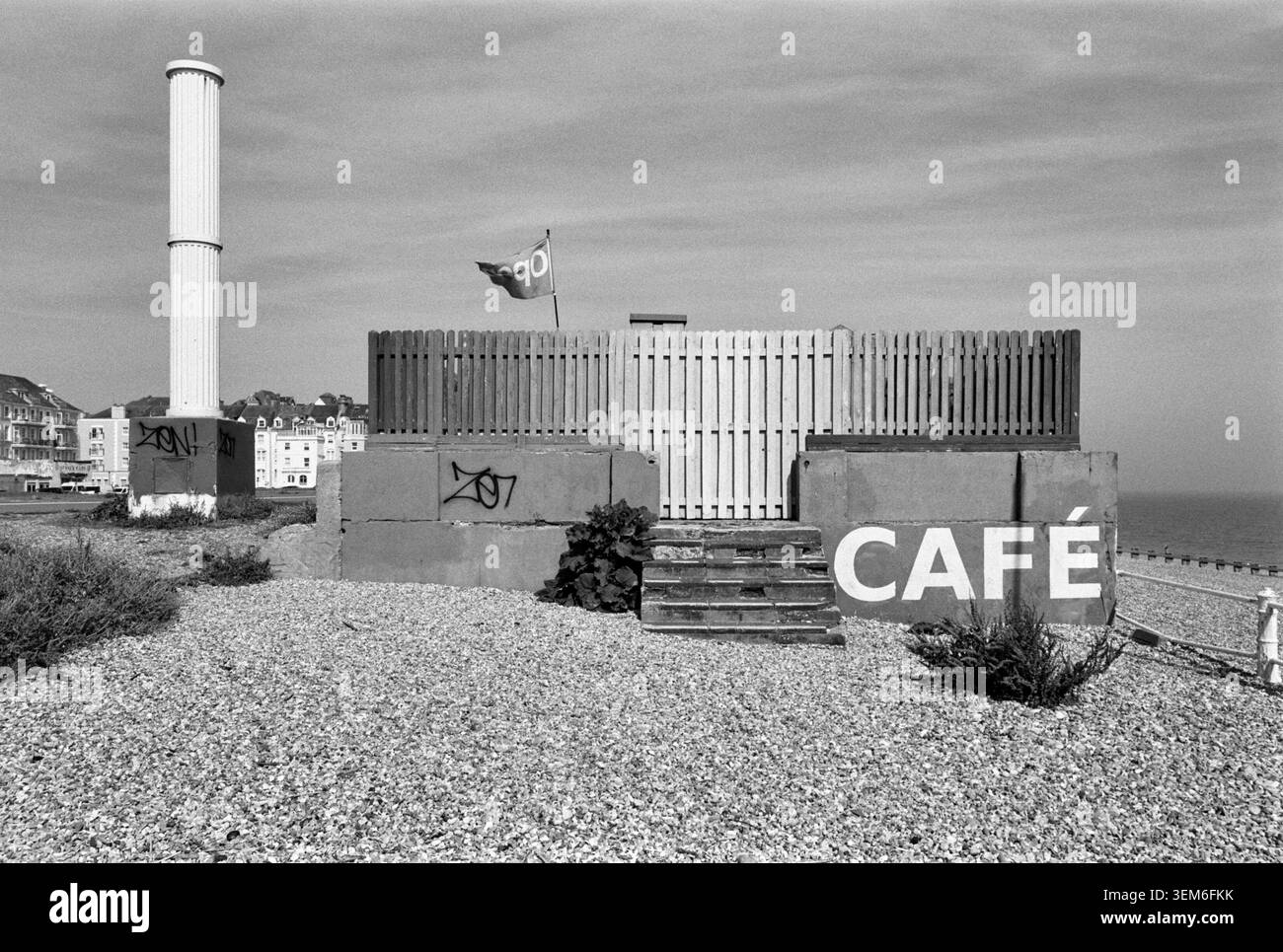 Caffetteria all'aperto sul lungomare a West St Leonards, Hastings, East Sussex, Regno Unito, in bianco e nero Foto Stock