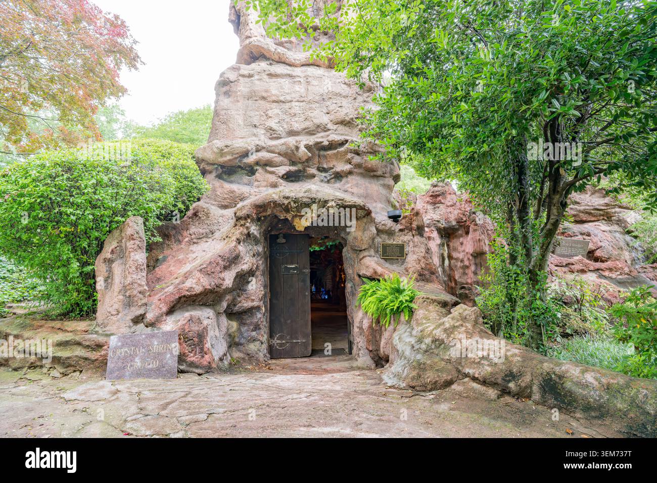 Memphis, Stati Uniti, 24 MAGGIO 2026 - Un ingresso di grotta in pietra con una porta di legno e un cartello che recita Grotta del Santuario di Cristallo circondato da alberi verdi Foto Stock