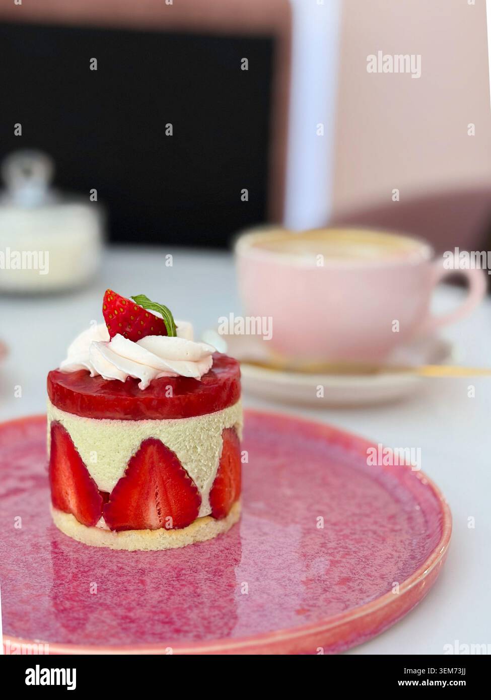Elegante torta francese Fraisier con fragole fresche e panna montata in un caffè Foto Stock