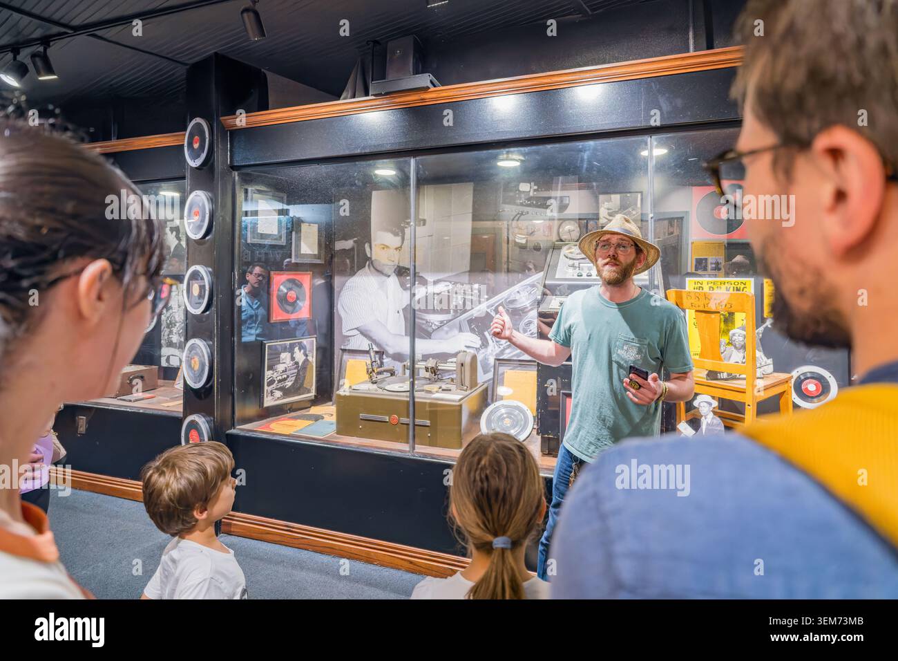 Memphis, Tennessee, Stati Uniti, 24 maggio 2026 – Un uomo con cappello indica una vetrina di vetro contenente apparecchiature di registrazione vintage mentre un Foto Stock