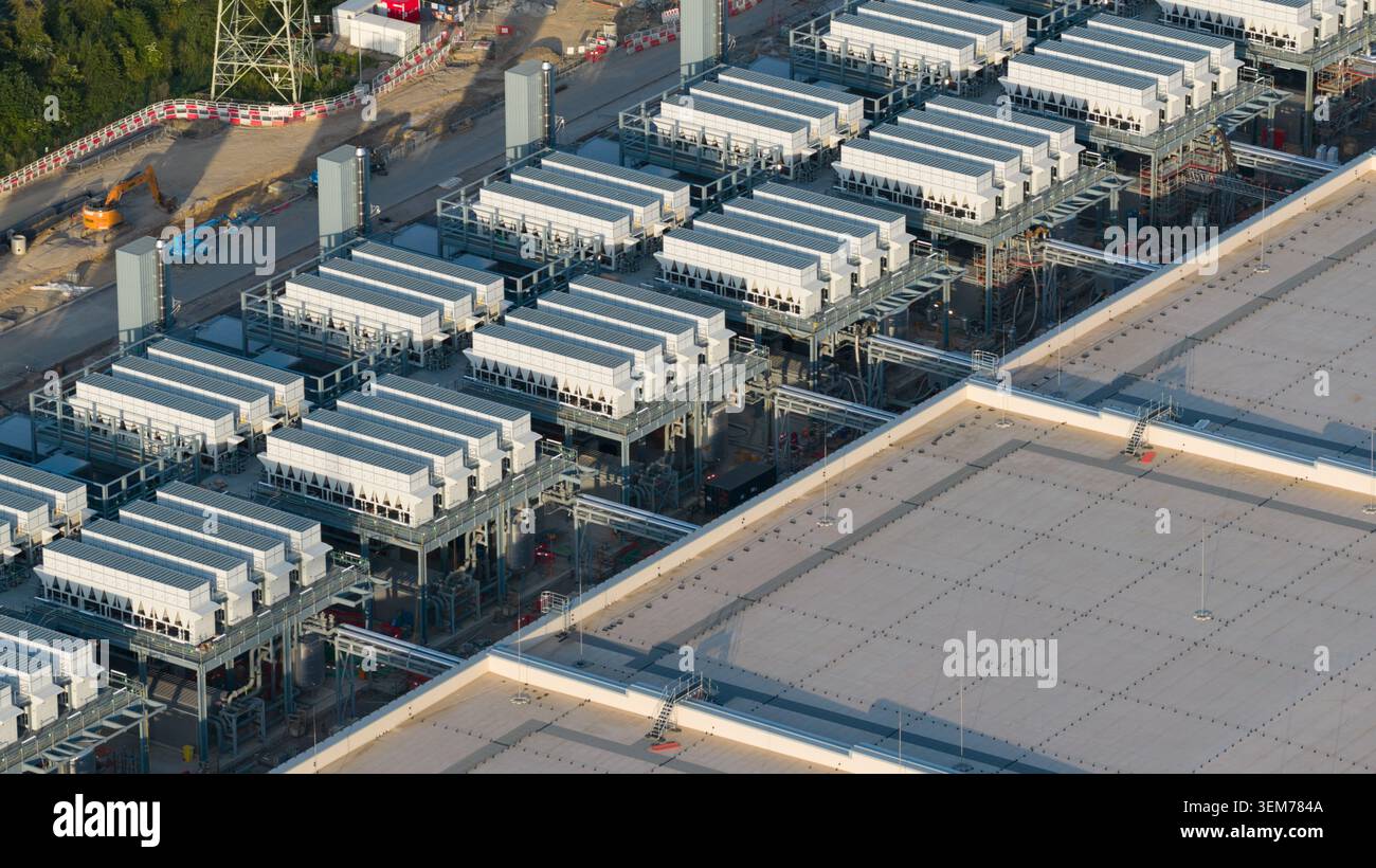 Vista aerea dei droni della costruzione di data center su iperscala a Farciennes, che mostra cloud high tech, big data, infrastruttura di intelligenza artificiale e sistemi di alimentazione. Foto Stock