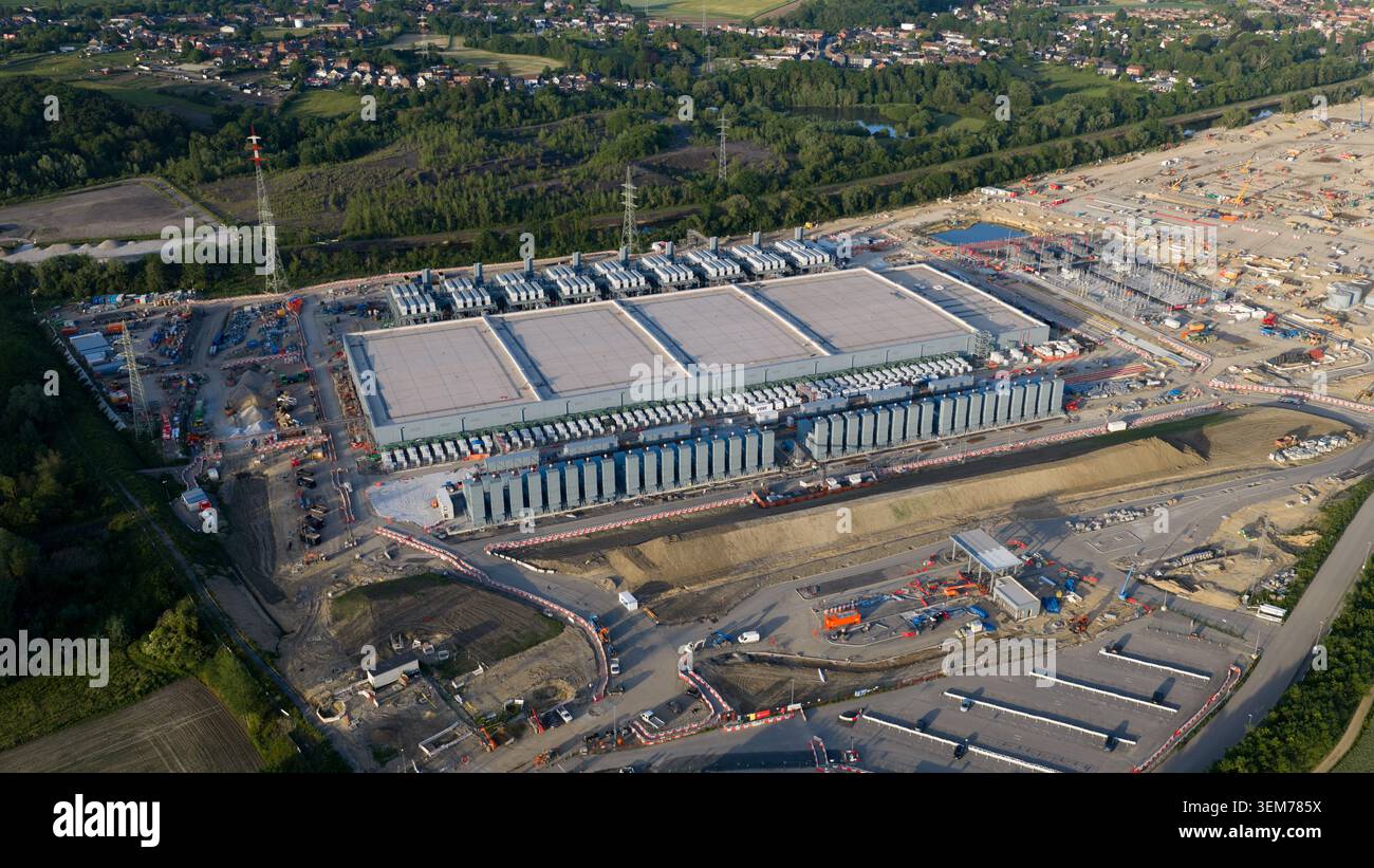 Vista aerea dei droni della costruzione di data center su iperscala a Farciennes, che mostra cloud high tech, big data, infrastruttura di intelligenza artificiale e sistemi di alimentazione. Foto Stock