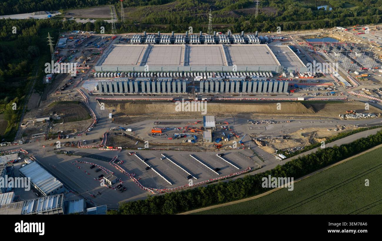 Vista aerea dei droni della costruzione di data center su iperscala a Farciennes, che mostra cloud high tech, big data, infrastruttura di intelligenza artificiale e sistemi di alimentazione. Foto Stock