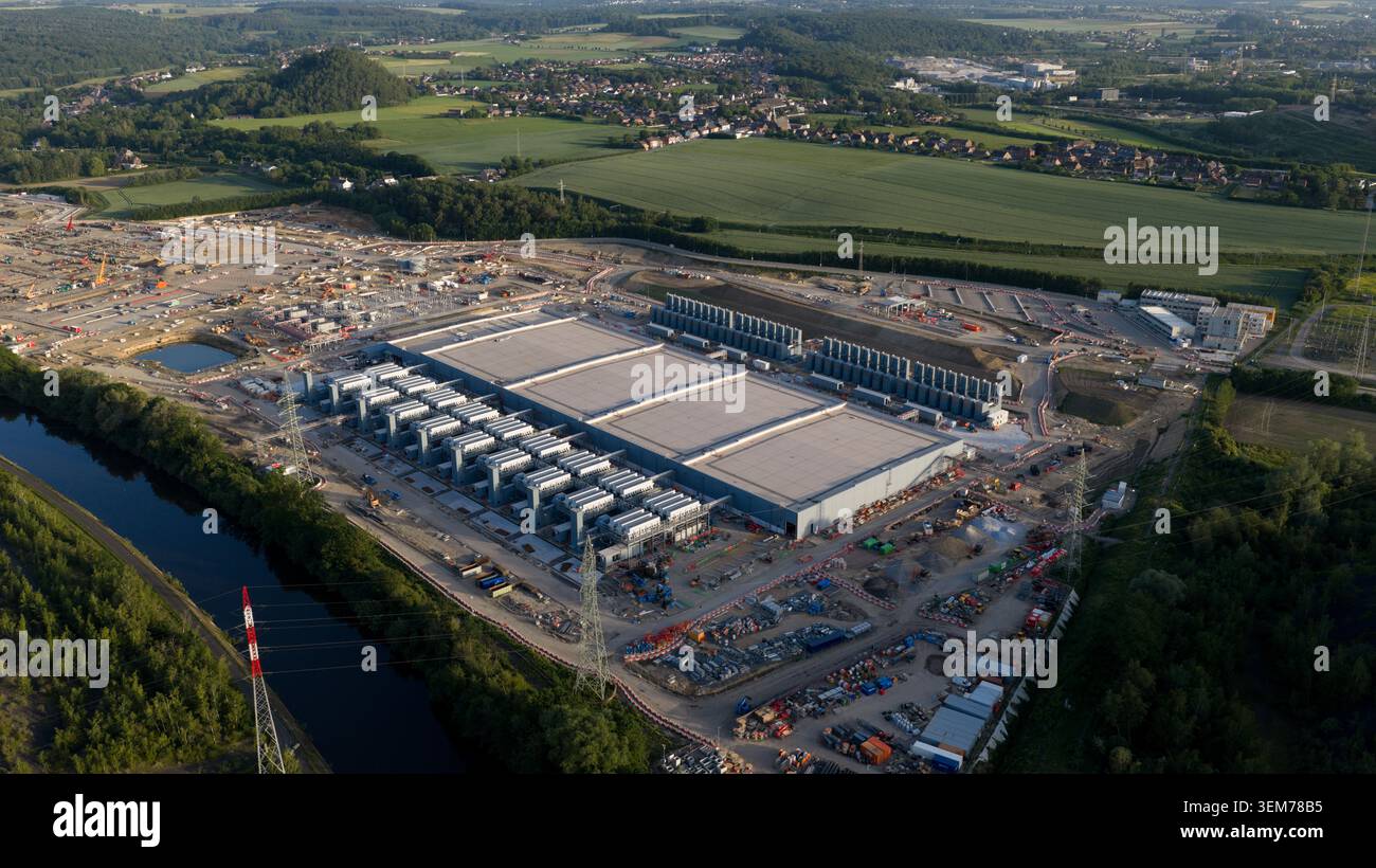 Vista aerea dei droni della costruzione di data center su iperscala a Farciennes, che mostra cloud high tech, big data, infrastruttura di intelligenza artificiale e sistemi di alimentazione. Foto Stock