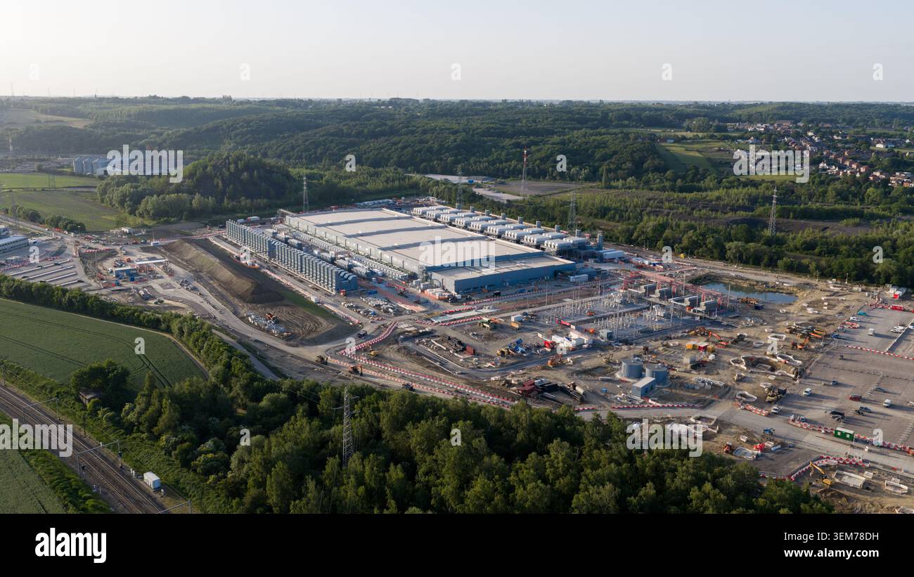 Vista aerea dei droni della costruzione di data center su iperscala a Farciennes, che mostra cloud high tech, big data, infrastruttura di intelligenza artificiale e sistemi di alimentazione. Foto Stock