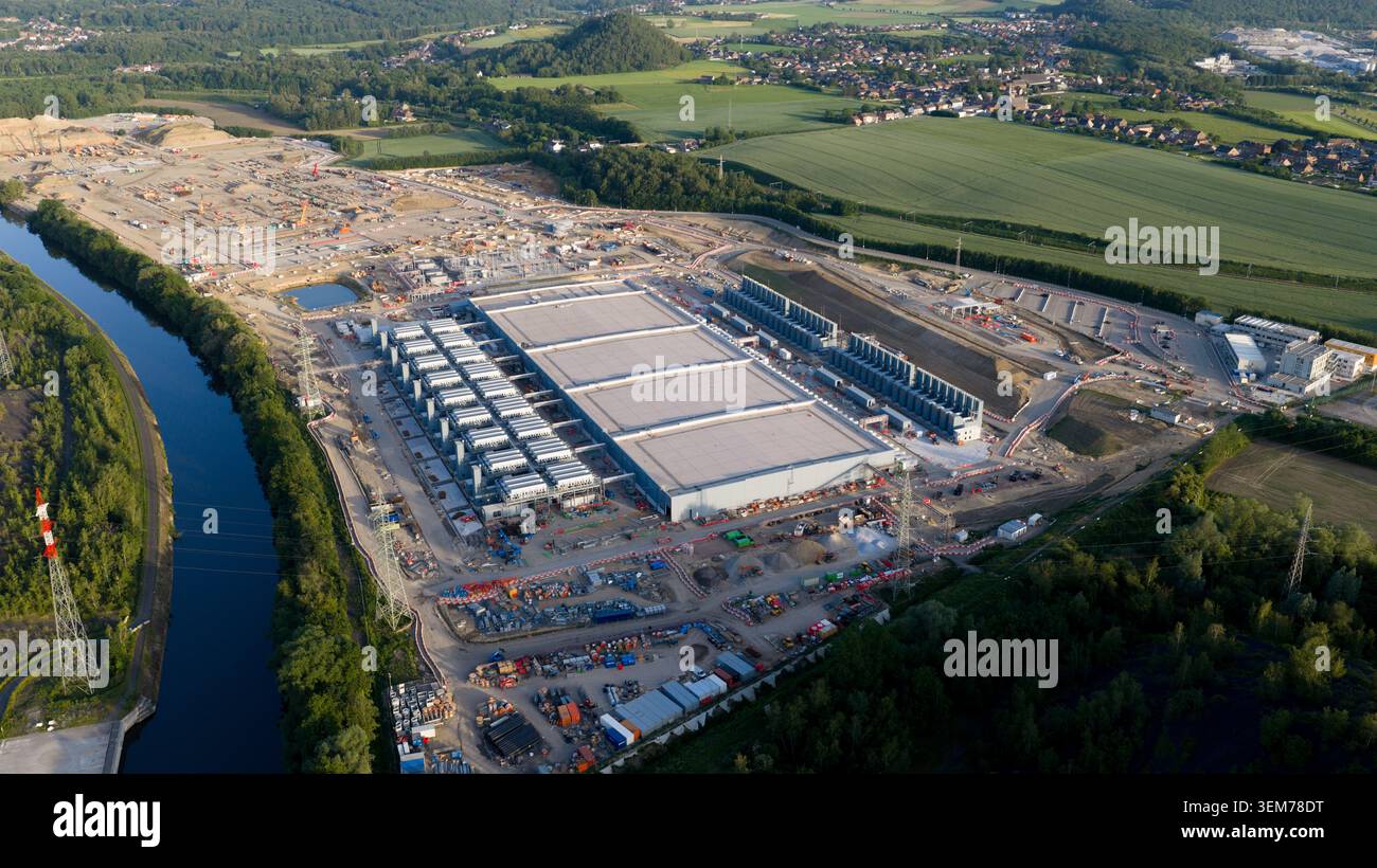 Vista aerea dei droni della costruzione di data center su iperscala a Farciennes, che mostra cloud high tech, big data, infrastruttura di intelligenza artificiale e sistemi di alimentazione. Foto Stock