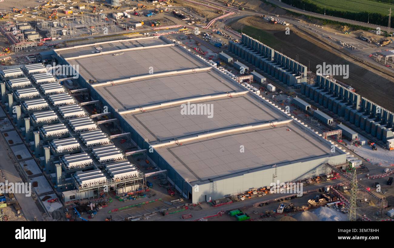 Vista aerea dei droni della costruzione di data center su iperscala a Farciennes, che mostra cloud high tech, big data, infrastruttura di intelligenza artificiale e sistemi di alimentazione. Foto Stock
