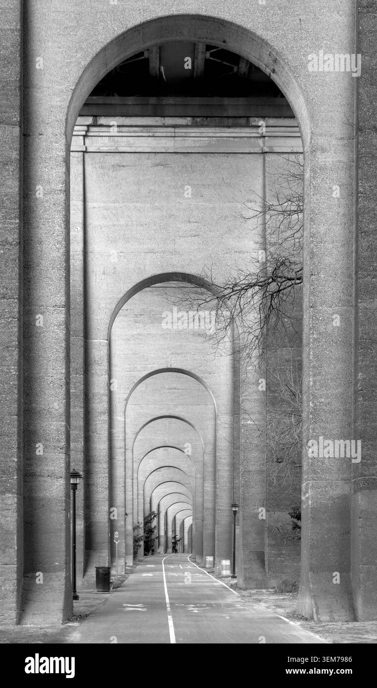 ponte ferroviario a new york che collega l'isola di randalls con il parco pubblico astoria queens, piste ciclabili e pedonali, arcate e aree industriali Foto Stock