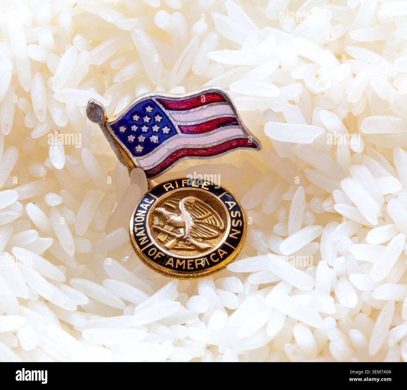 STILL Life of a National Rifle Association of America (NRA) Label pin and anAmerican flag pin, 2026, Stati Uniti Foto Stock