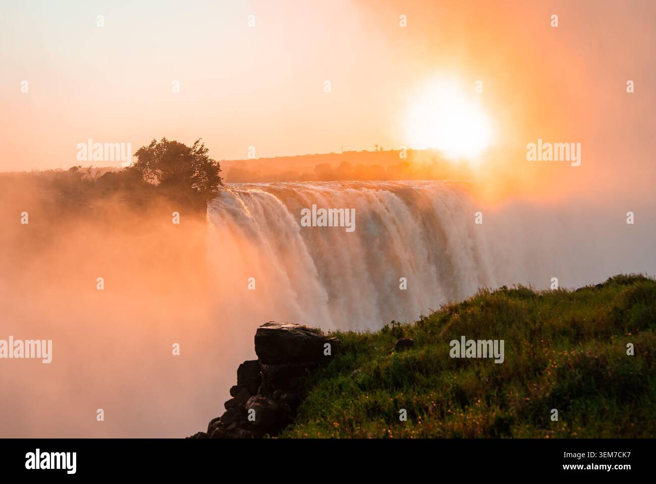 Cascate Vittoria all'alba con il fiume Zambesi che si tuffa sulla scogliera di basalto Foto Stock