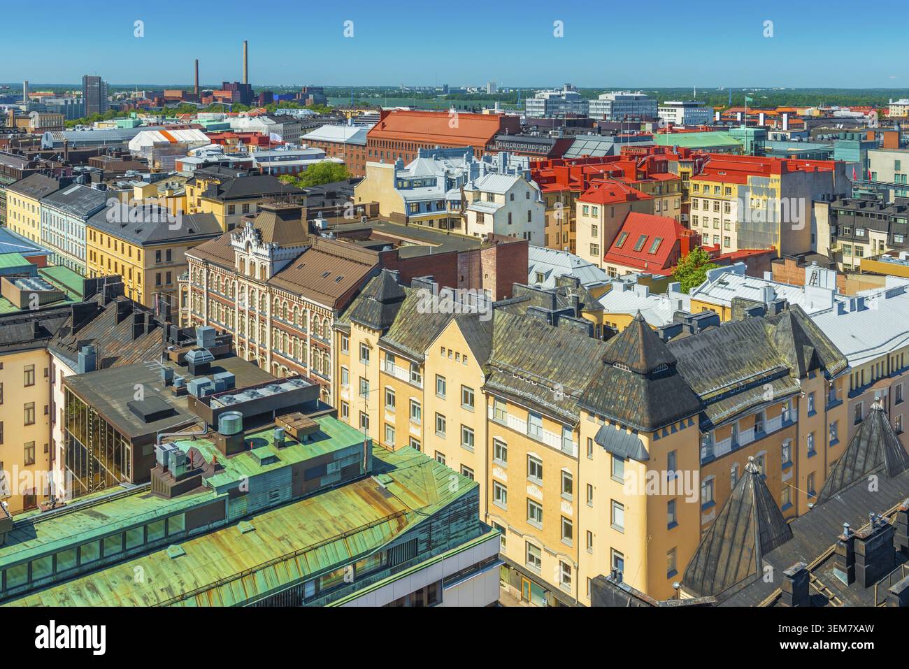 Vista panoramica del centro storico di Helsinki. Edifici storici colorati nel tradizionale stile architettonico scandinavo. Panorama aereo di un euro Foto Stock
