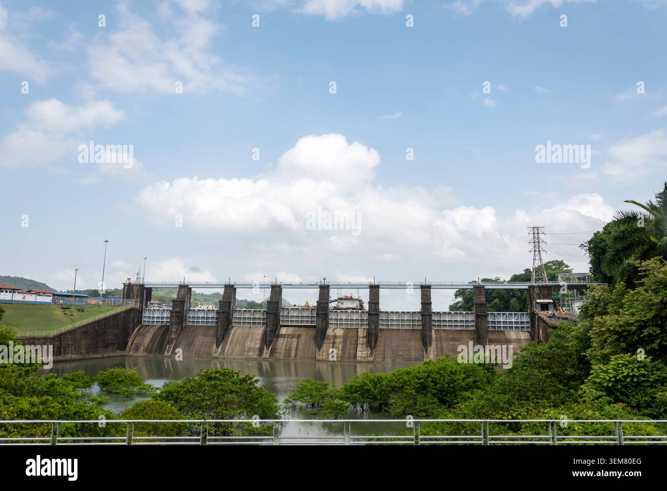 Ampia vista della diga di Gatun, una struttura di gestione delle acque chiave che sostiene il sistema del Canale di Panama, circondata da vegetazione tropicale. Foto Stock