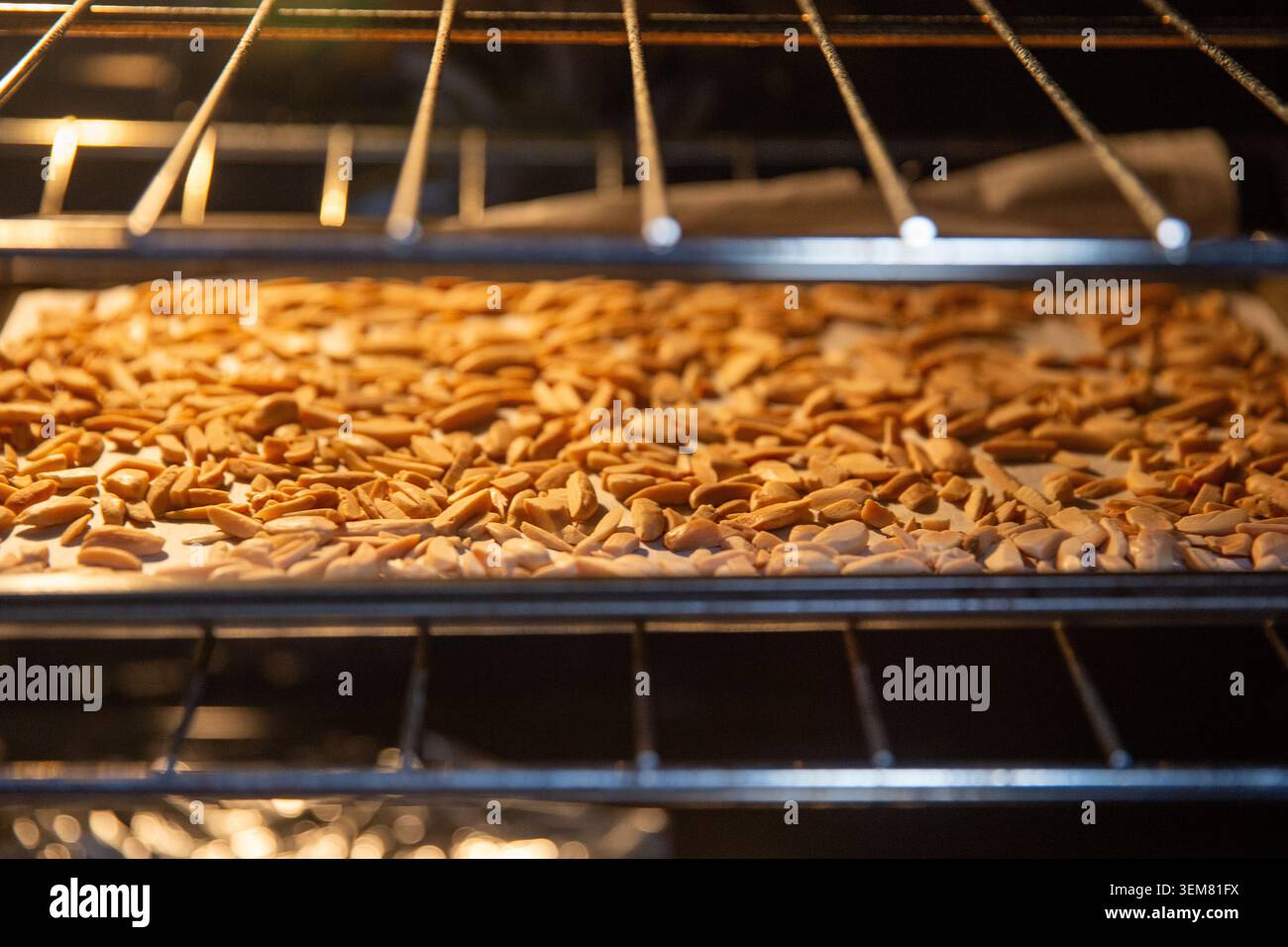 Tostare le mandorle a scaglie in forno Foto Stock