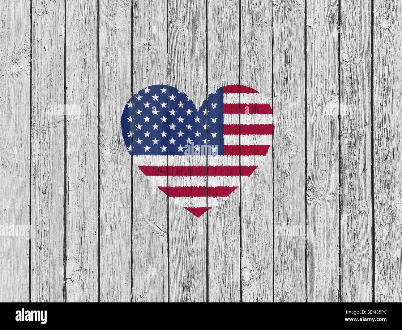 Bandiera americana a forma di cuore, dipinta da stencil su tavole di legno sfondo, bandiera degli Stati Uniti immagine simbolica Foto Stock