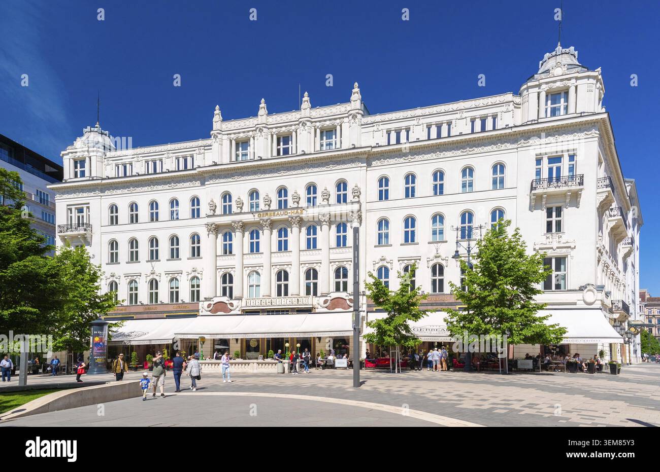 Budapest, Ungheria - 1° maggio 2024: CAFA e ristorante Gerbeaud si trovano nella parte centrale di Budapest Foto Stock