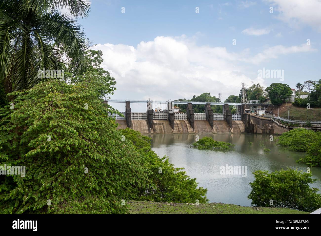 Vegetazione tropicale che circonda la diga di Gatun vicino al Canale di Panama Foto Stock