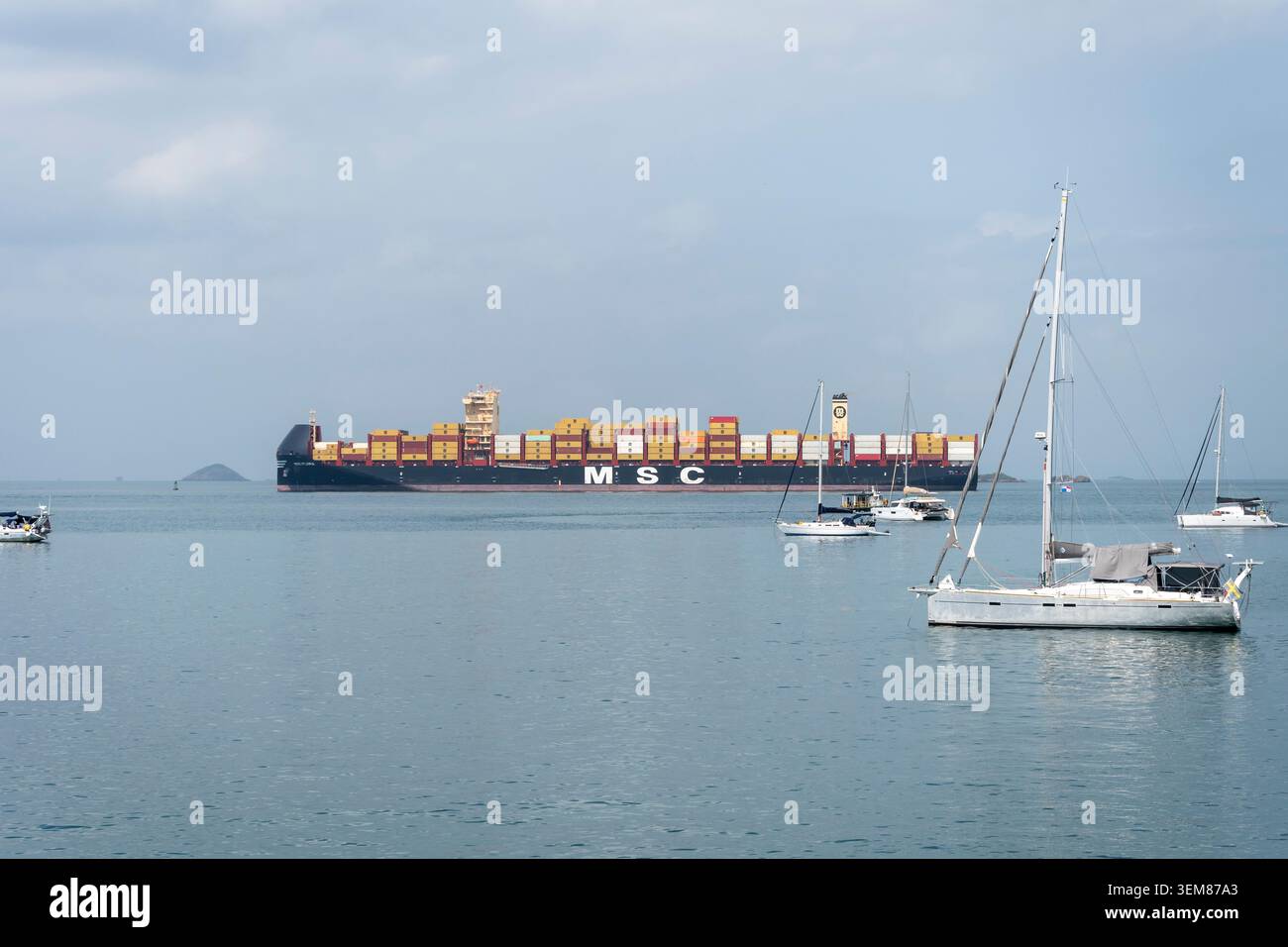 Panama City, Panama - 8 maggio 2026: Barche a vela e navi commerciali condividono le acque della baia di Panama Foto Stock