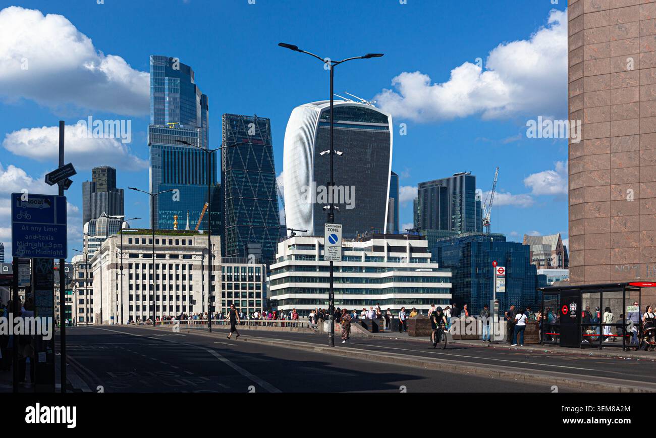 Skyline di Londra visto dal London Bridge, Londra, Inghilterra, Regno Unito. Foto Stock
